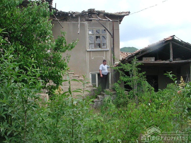 Casa vecchia nel centro di un villaggio