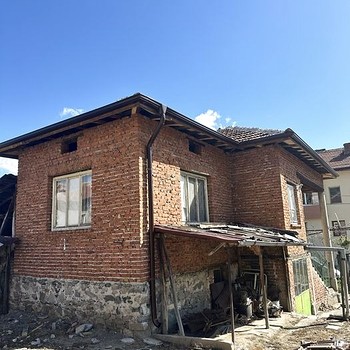 Casa in vendita ai piedi della montagna vicino a Pazardzhik