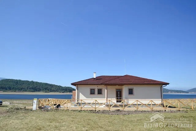 Casa sulla prima linea sul lago Batak