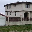 Enorme nuova casa con un lago