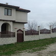 Enorme nuova casa con un lago
