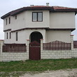 Enorme nuova casa con un lago