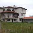 Enorme nuova casa con un lago