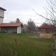 Enorme nuova casa con un lago