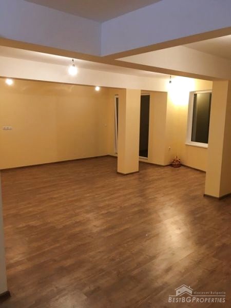 Grande appartamento con tre camere da letto in vendita a Burgas
