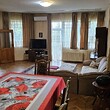 Ampia casa in vendita in riva al mare.
