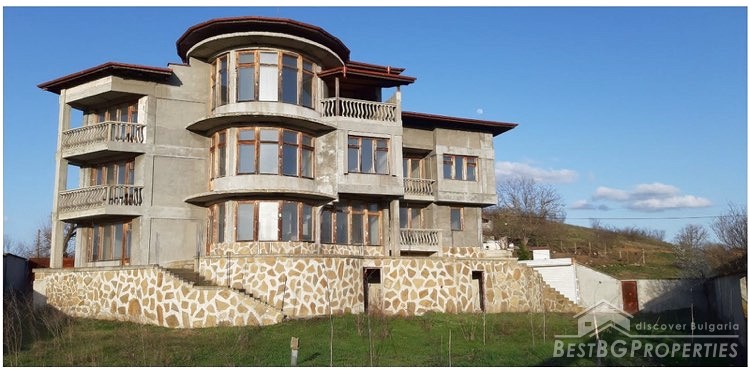 Grande casa in vendita vicino a Burgas e al mare