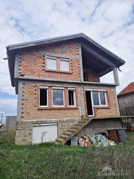 Nuova casa incompleta in vendita vicino a Kazanlak