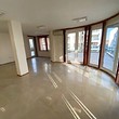 Ufficio con garage in vendita a Plovdiv
