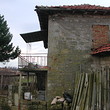 Casa vecchia in un villaggio popolare