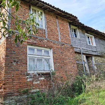 Vecchia casa in vendita vicino alla località balneare di Tsarevo