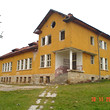 Scuola vecchia verso un resort di sci