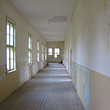 Scuola vecchia verso un resort di sci
