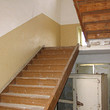 Scuola vecchia verso un resort di sci