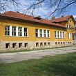 Scuola vecchia verso un resort di sci