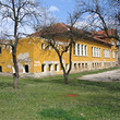 Scuola vecchia verso un resort di sci