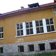 Scuola vecchia verso un resort di sci
