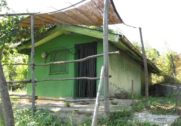 Appezzamento di terreno regolamentato per la vendita con bungalow vicino a Gabrovo