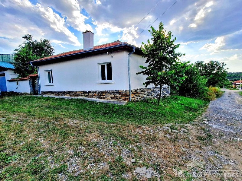 Casa ristrutturata con un enorme cortile in vendita vicino a Targovishte