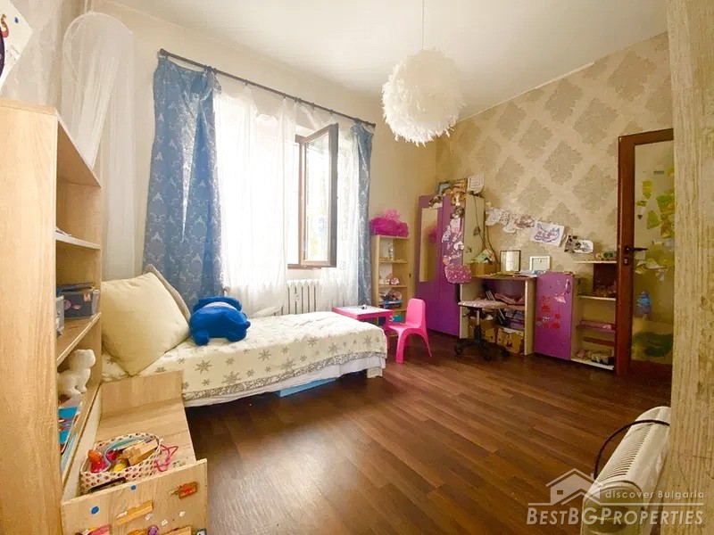 Appartamento ristrutturato in mattoni di vecchia costruzione in vendita a Sofia