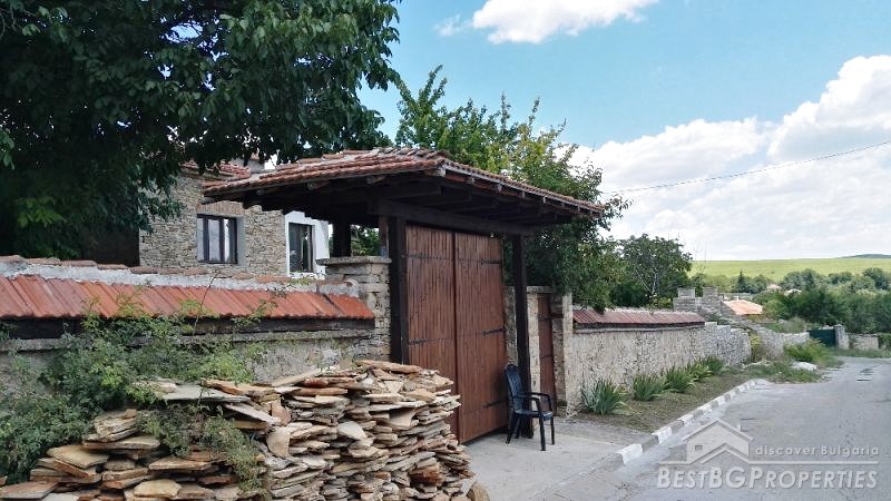 Ristrutturato casa in pietra in vendita vicino a Chirpan