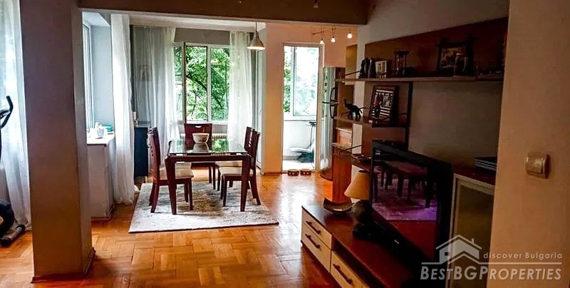 Ristrutturato appartamento con due camere da letto a Sofia