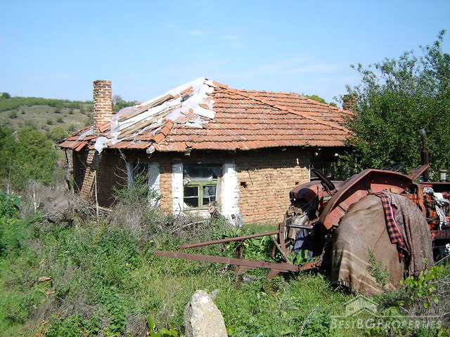 Casa rurale con la trama grande della terra vicino Burgas