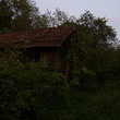 Casa rurale accanto ad una foresta e fiume