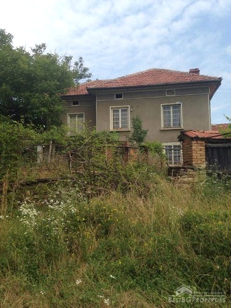 Casa rurale con un ampio giardino in vendita vicino a Gabrovo