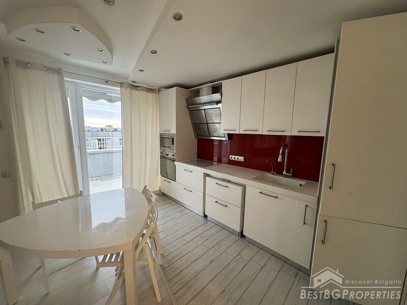 Elegante appartamento con vista mare in vendita a Varna
