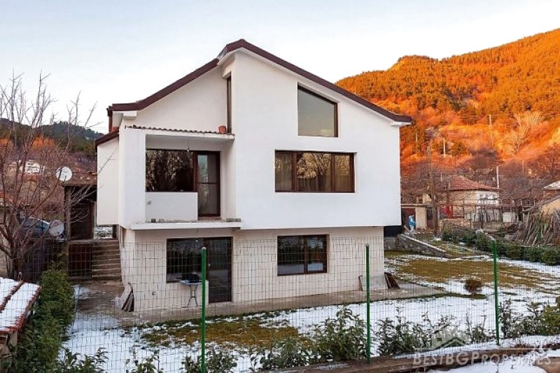 Casa a tre piani in vendita ai piedi della montagna di Stara Planina