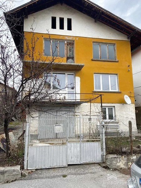 Casa a tre piani in vendita a Pernik