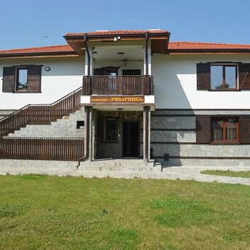 Complesso turistico per la ricreazione e la pesca in riva al lago