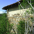 Casa bulgara tradizionale con il giardino grande
