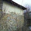 Casa bulgara tradizionale con il giardino grande