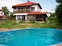 Tradizionale nuova casa costruita vicino a Veliko Tarnovo, nuova casa con la piscina