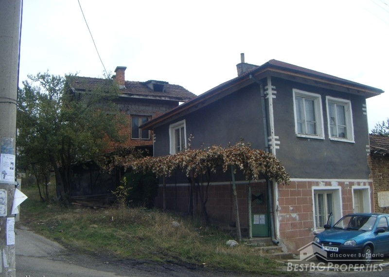 Due case in vendita su un terreno condiviso di terra vicino Pernik
