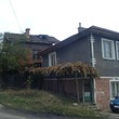 Due case in vendita su un terreno condiviso di terra vicino Pernik