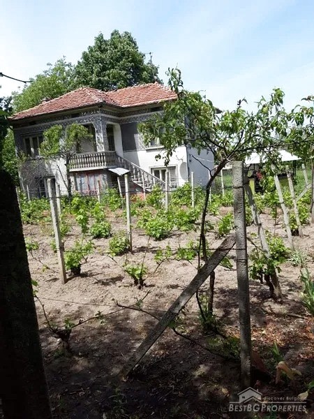 Due case su un appezzamento di terreno condiviso vicino a Polski Trambesh