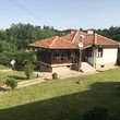 Due case che condividono un cortile in vendita vicino a Pernik