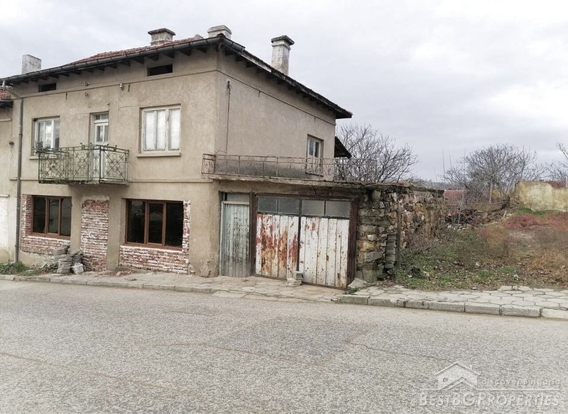 Due case che condividono lo stesso appezzamento di terreno vicino a Sandanski