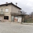 Due case che condividono lo stesso appezzamento di terreno vicino a Sandanski