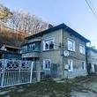 Casa di mattoni a due piani situata a Gabrovo