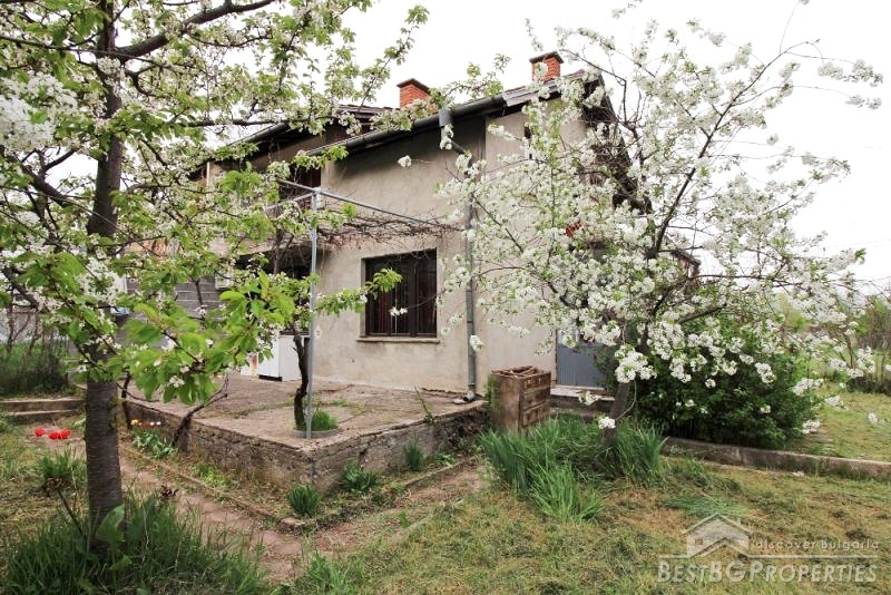 Due piani casa arredata in vendita a Pavel Banya