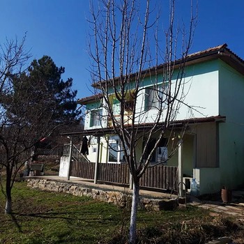 Casa a due piani in vendita vicino a Varna