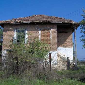 una casa di campagna con il giardino grande