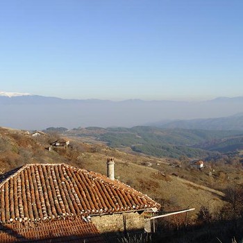 una casa di montagna con una trama enorme di 10 000 M di Sq !!!