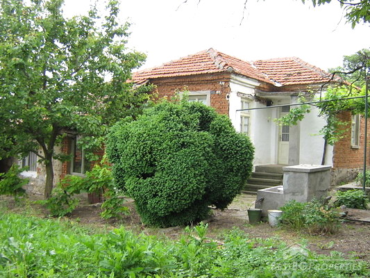 Casa accogliente con garage e il giardino grande