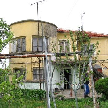 Casa con un recinto grande