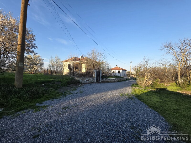 Casa rurale con grande terreno alla fine di un villaggio vicino a Burgas.